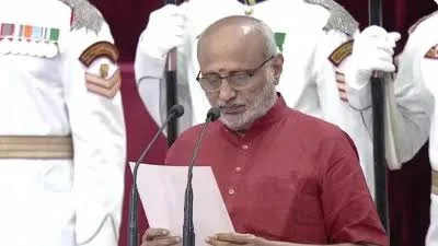 CP Radhakrishnan Oath: सीपी राधाकृष्णन ने 15वें उपराष्ट्रपति के तौर पर ली शपथ… राष्ट्रपति द्रौपदी मुर्मू ने दिलाई शपथ…