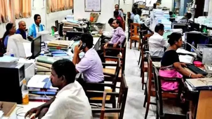 सरकार ने दी बड़ी सौगात, बढ़ गई इन कर्मचारियों के नौकरी करने की उम्र…