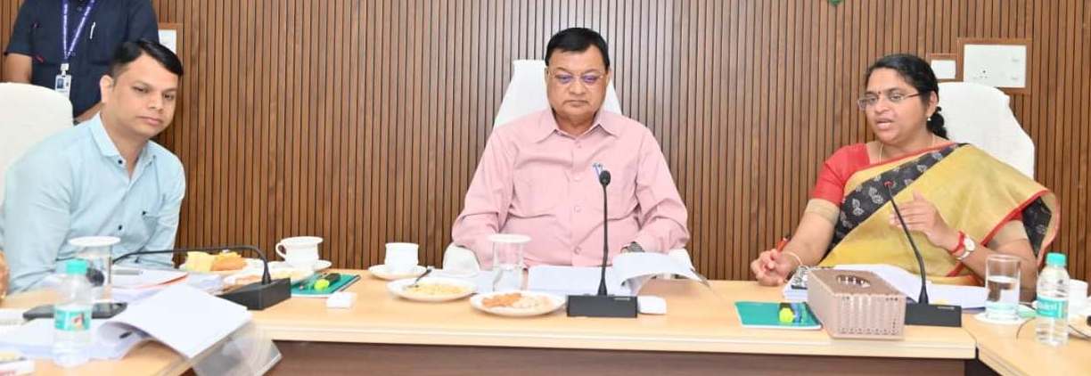 मदिरा के अवैध विक्रय और परिवहन पर नियंत्रण करना सुनिश्चित करें: आबकारी मंत्री श्री देवांगन